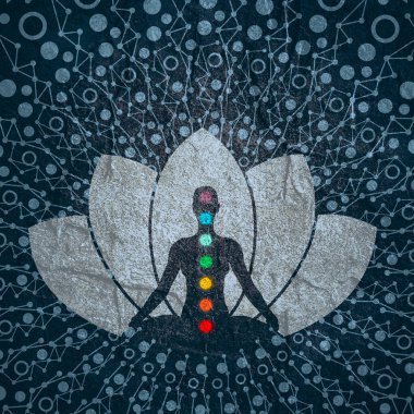 Kadın, siyah çakra noktalarıyla meditasyon pozunda oturuyor..