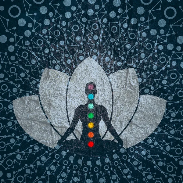 Femeia sta in meditatie pozand cu puncte de chakra colorate . — Fotografie, imagine de stoc