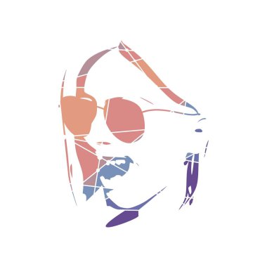 Ağzı açık, güneş gözlüğü takan güzel bir kadın.