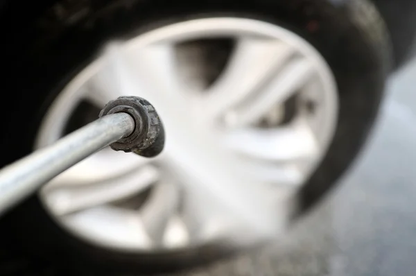 bir araba ve alüminyum tekerlek yıkama