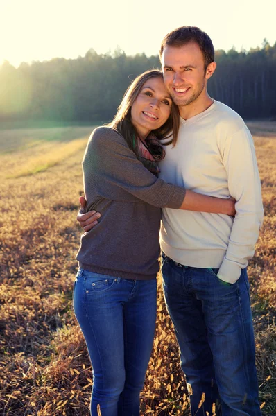 Joven abrazando pareja en otoño — Foto de Stock