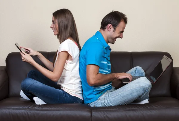 Paar surfen op het internet met laptop en Tablet PC Stockfoto
