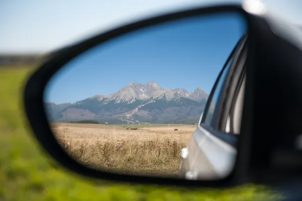 Αυτοκίνητο πίσω όψη από ψηλά βουνά — Φωτογραφία Αρχείου