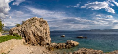 Boş Brela Rocky plajının güzel panoramik manzarası. Hırvatistan 'ın Dalmaçya bölgesindeki Makarska Riviera. Adriyatik kıyı şeridi. Arka planda Island Brac