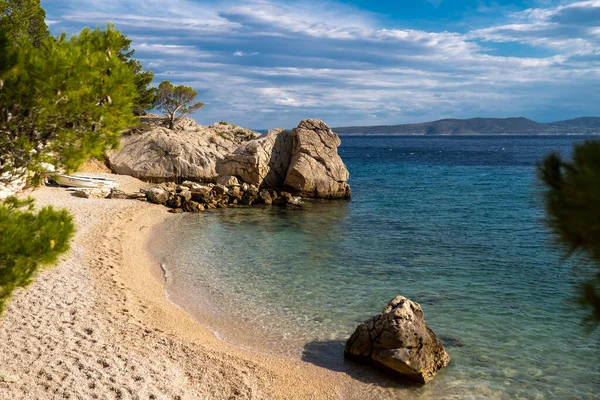 Hermosa Vista Playa Rocosa Vacía Brela Makarska Riviera Región Dalmacia — Foto de Stock