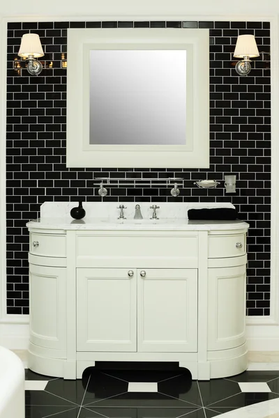 Şık banyo iç - siyah ve beyaz tasarım — Stok fotoğraf