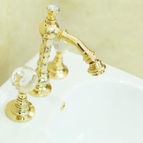 WC-Bidet-Wasserhahn - Badmöbel (geringe Schärfentiefe) — Stockfoto
