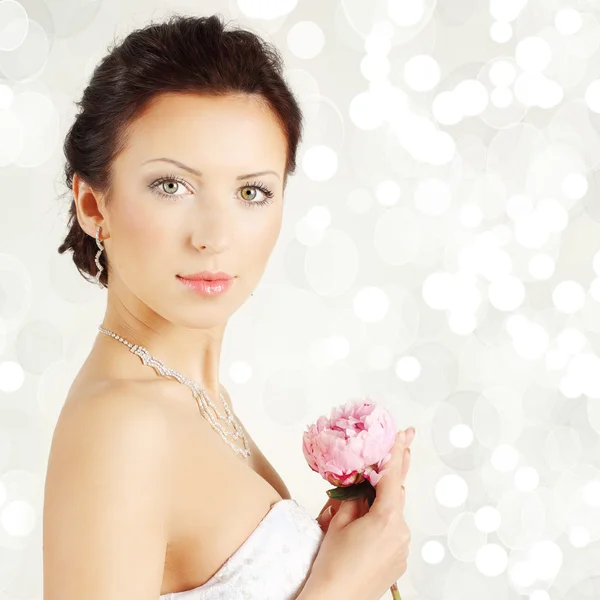 El retrato de la mujer joven bonita - la fiesta feliz — Foto de Stock