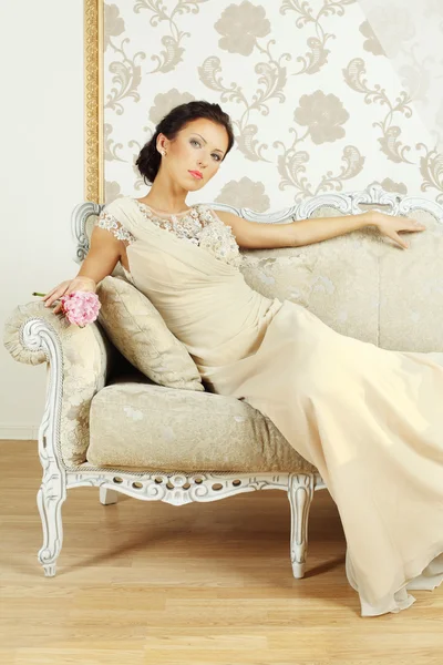 Lady in evening gown on royal sofa — Stock Photo, Image
