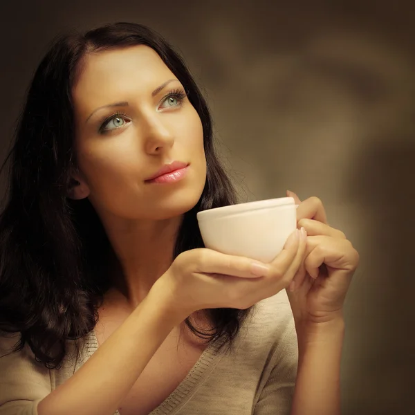 Belle femme buvant du café — Photo