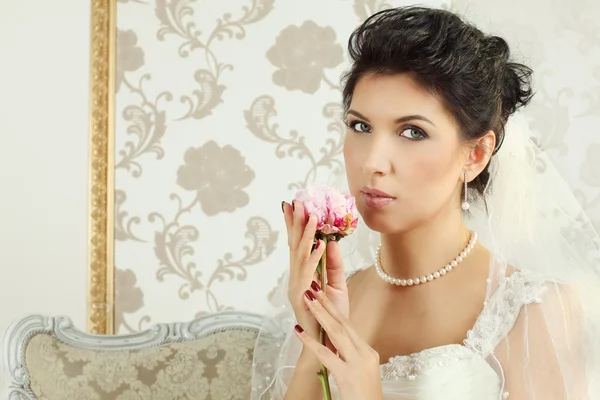 Bride - brunette woman, fashion portrait — Stock Photo, Image