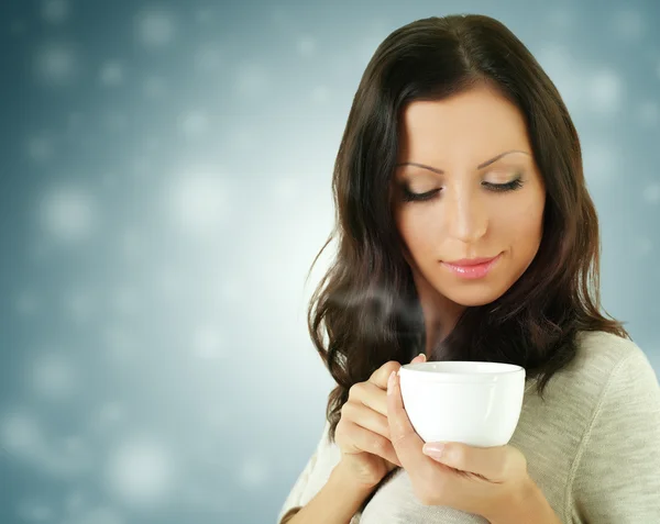 Donna di moda con bevanda al caffè — Foto Stock