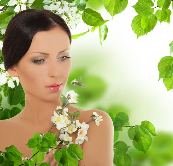 Красивая молодая женщина с весенним цветком — стоковое фото