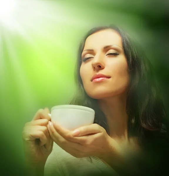 Beautiful woman drinking green tea — Stock Photo, Image