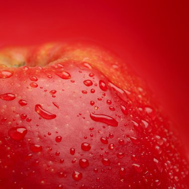 elma suyu ile damla - makro, kırmızı arka plan