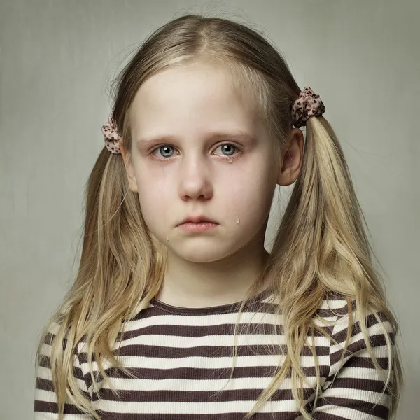 Niño con lágrimas - niña llorando — Foto de Stock