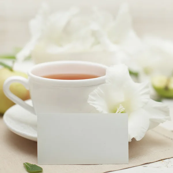 Biały czysty papier, mieczyk kwiat i tea cup — Zdjęcie stockowe
