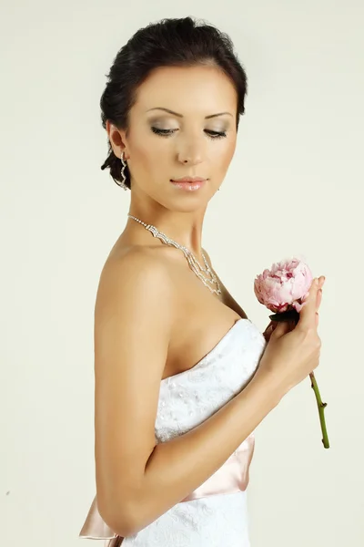 Portré egy gyönyörű menyasszony virágokkal — Stock Fotó