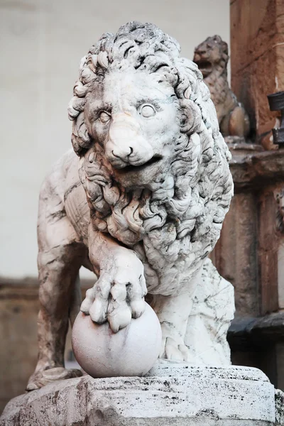 Löwenstatue auf der Piazza della Signoria, Florenz, Italien — Stockfoto