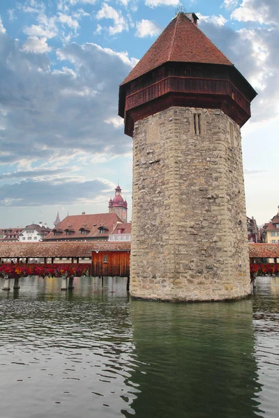 Luzern, Schweiz - Kapellbrücke und Wasserturm — Stockfoto
