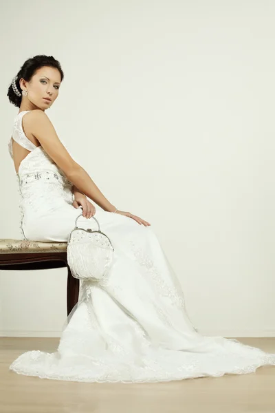 Невеста с белым свадебным кошельком — стоковое фото