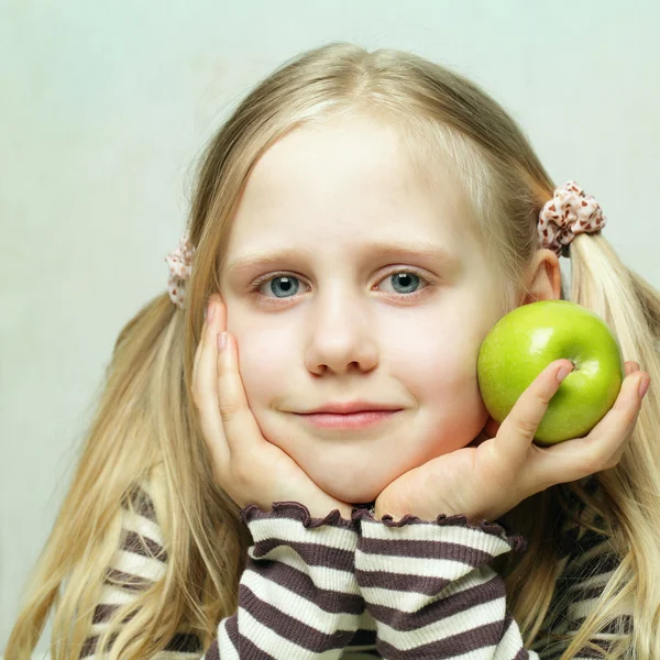 Smiling child and apple — Stock Photo, Image