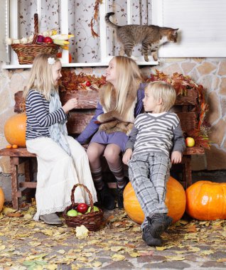 şirin çocuk fısıldayarak - dostluk ve iletişim