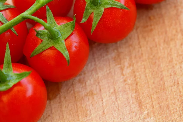 Czerwone pomidory na drewniane tła — Zdjęcie stockowe