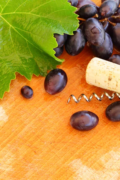 Bordo vinicolo con uva e vite — Foto Stock