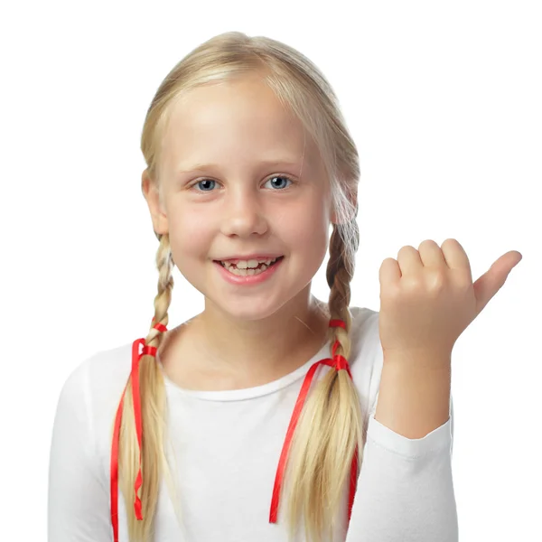 Enfant fille pointant - souriant enfant heureux présentant sur le dos blanc — Photo