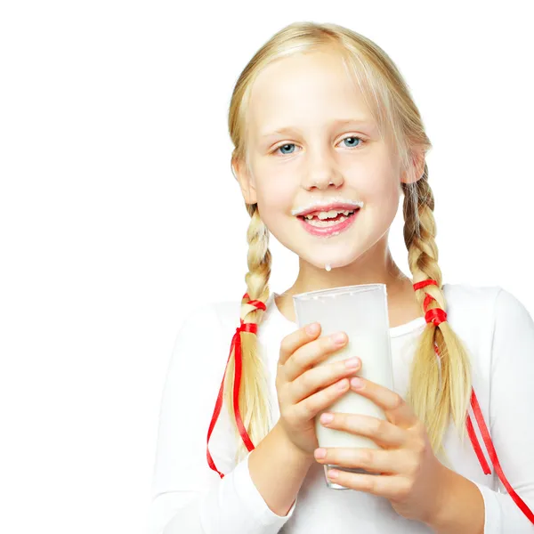 Melk-tijd - jong meisje consumptiemelk — Stockfoto