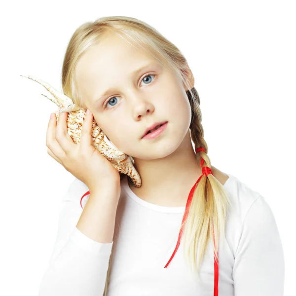 Chica con concha de mar — Foto de Stock