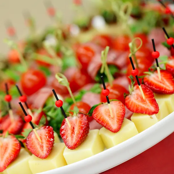 Voorgerechten, gastronomische gerechten - canapé met kaas en aardbeien, — Stockfoto