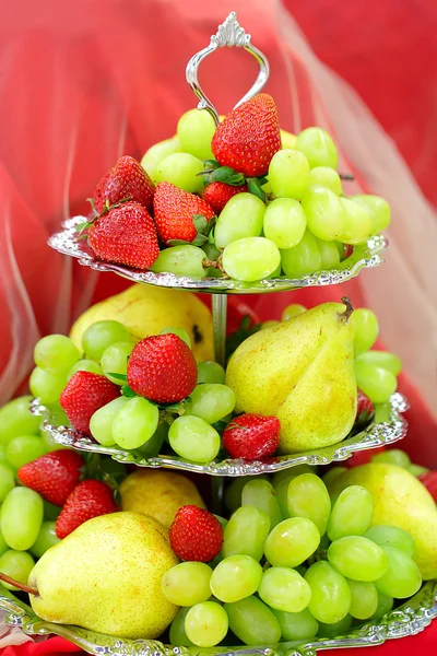 Owoce, truskawki, gruszki, winogrona, poczęstunek — Zdjęcie stockowe