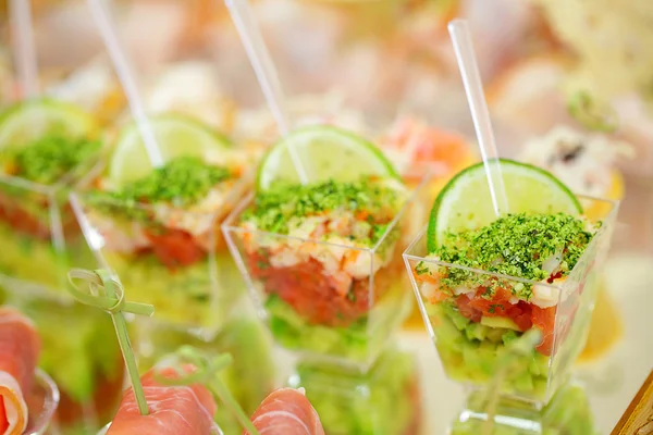 Vorspeisen, Gourmet-Essen - Gemüsesalat und Schinken, Catering — Stockfoto