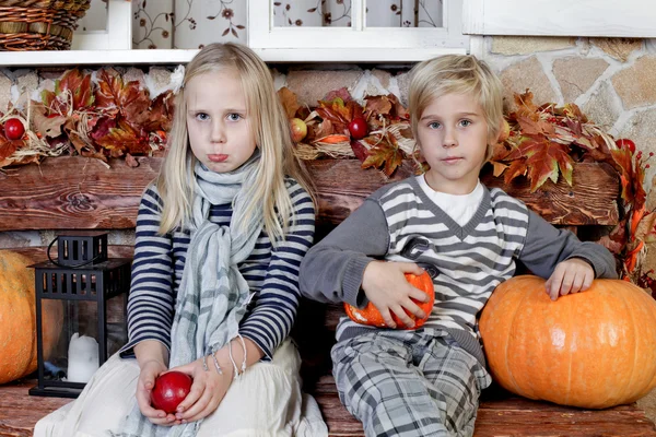 Kids, waiting for holiday, autumn — Stock Photo, Image