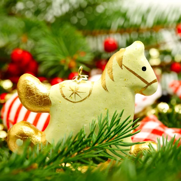 Винтажные рождественские украшения, ретро лошадь на новогоднем фоне — стоковое фото