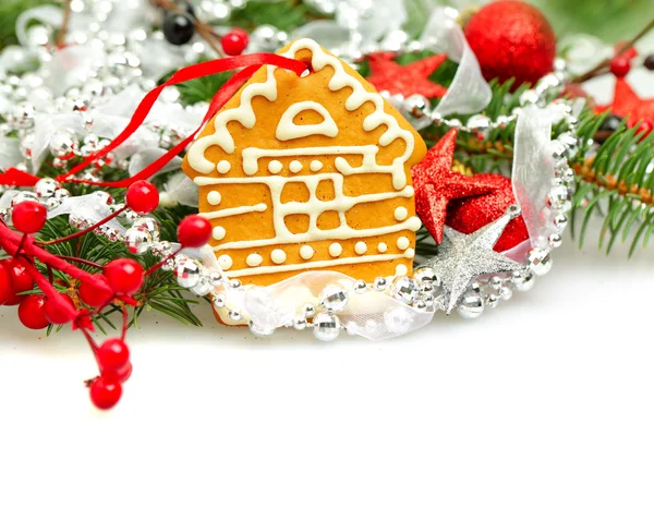 Рождественский дом из печенья и декора Рождества на белом фоне — стоковое фото