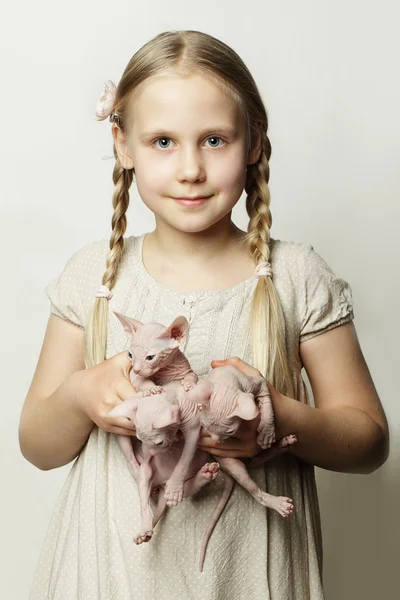 Fille avec des chatons, mignon enfant avec des bébés animaux — Photo