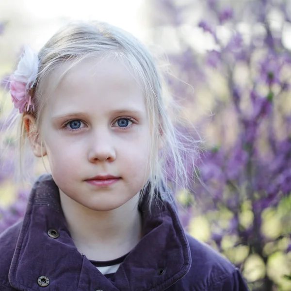 Küçük kız açık havada bahar dikey — Stok fotoğraf