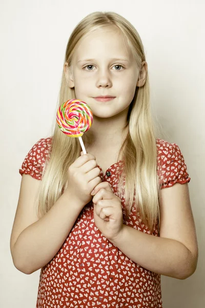 Petite fille en robe rouge, portrait — Photo