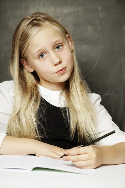 Alumno - niña linda pequeña en uniforme escolar — Foto de Stock