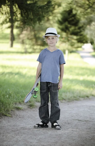 Mignon enfant, garçon et vélo en plein air — Photo