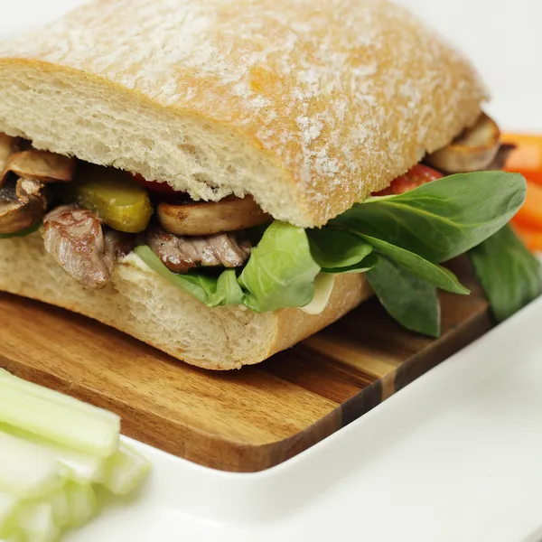 Färska ciabatta med svamp, nötkött och majs sallad, friska fo — Stockfoto