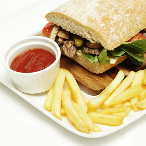 Sandwich mit Rindfleisch und Pommes — Stockfoto