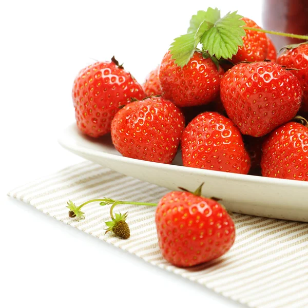 Erdbeere auf Teller, sommerlicher Hintergrund — Stockfoto