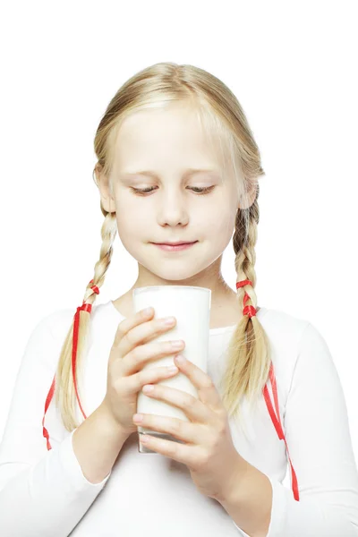 Bambino beve latte, bambina con bicchiere di latte — Foto Stock