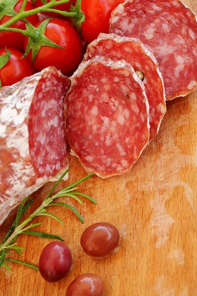 Nourriture gastronomique - salami, olives et herbes de romarin — Photo