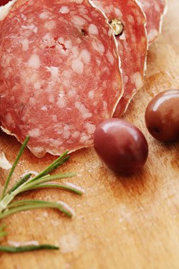 İtalyan salamı ve otlar