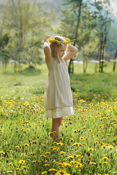 Bambina su erba verde e fiori estivi all'aperto, pace e — Foto Stock
